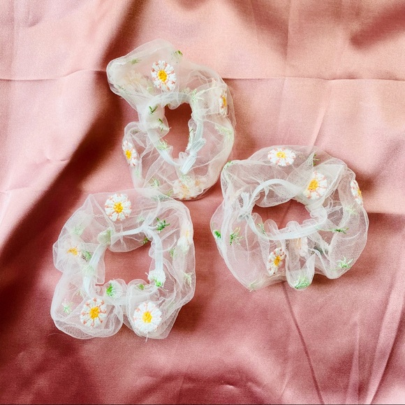 🌼Daisy floral hair tie Chiffon Scrunchie - Picture 5 of 5